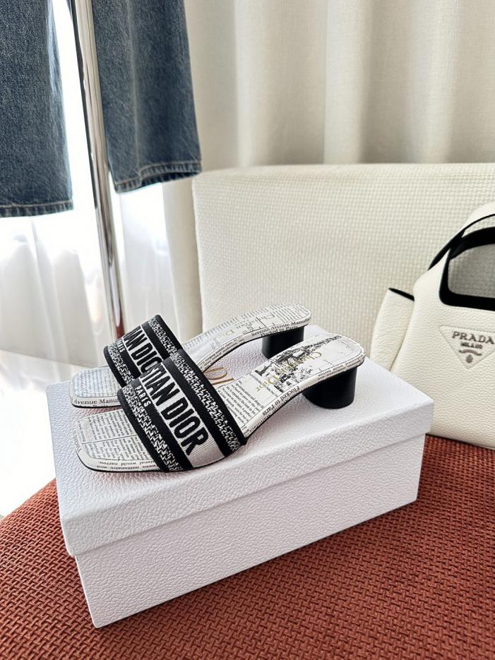 repliche,replica,perfette,siti di,affidabili,migliori siti,dove comprare,1:1,scarpe da ginnastica Sandali Dior Summer Dway ricamati, tacco medio bianco e nero (KRI6IL)