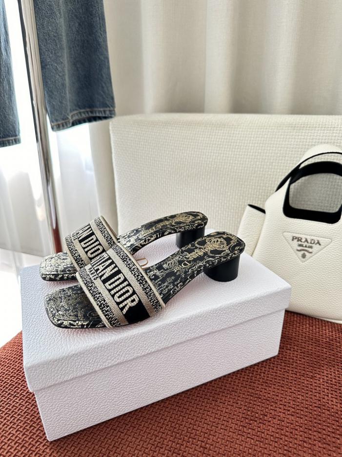 repliche,replica,perfette,siti di,affidabili,migliori siti,dove comprare,1:1,scarpe da ginnastica Sandali Dior Summer Dway ricamati, tacco medio nero e oro (ABI9SN)