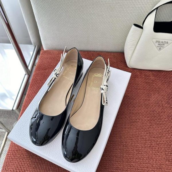 Nuove ballerine J'Adior in pelle verniciata traforata di Dior (B2KMSF)