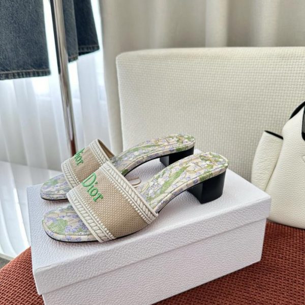 Sandali Dior Dway della collezione Floral in cotone ricamato, con tacco medio verde (L182L0)