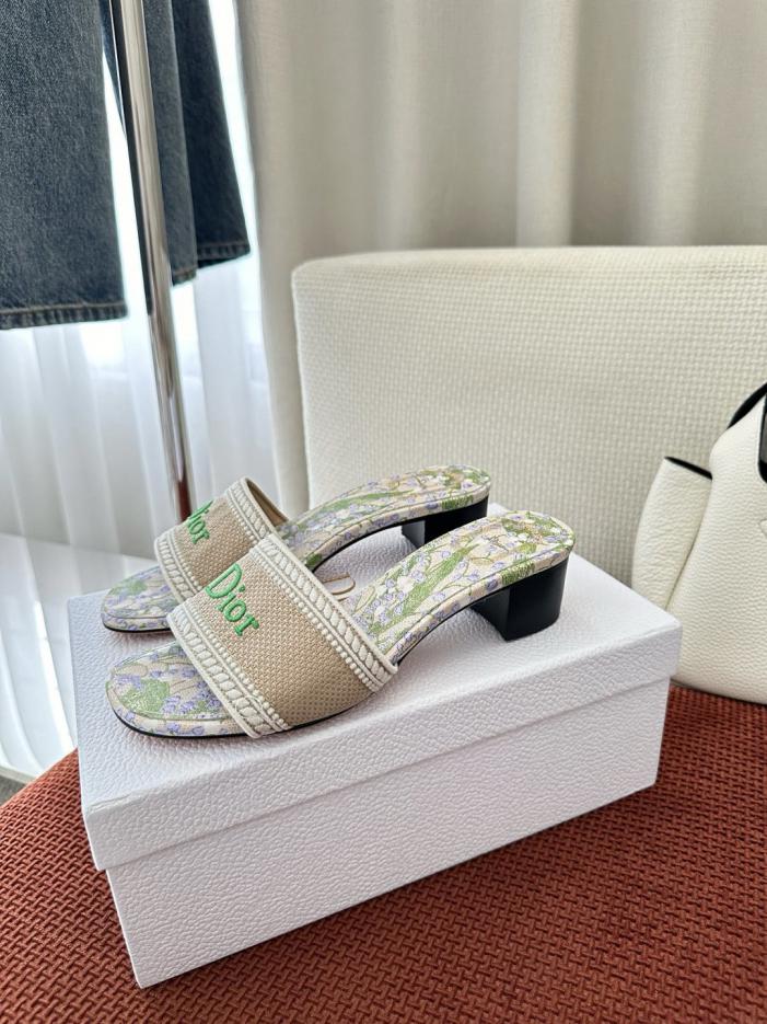 repliche,replica,perfette,siti di,affidabili,migliori siti,dove comprare,1:1,scarpe da ginnastica Sandali Dior Dway della collezione Floral in cotone ricamato, con tacco medio verde (L182L0)