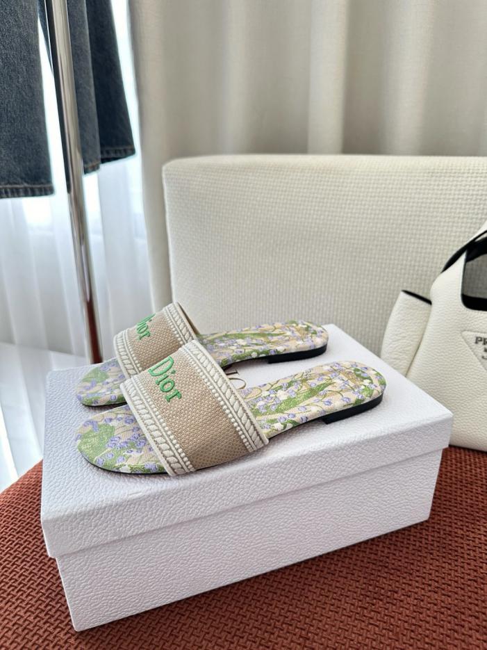 repliche,replica,perfette,siti di,affidabili,migliori siti,dove comprare,1:1,scarpe da ginnastica Sandali bassi Dior Dway della collezione Floral, in cotone ricamato, verdi (ECUD10)