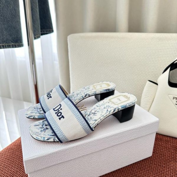 Sandali Dior Dway della collezione Floral in cotone ricamato, con tacco medio azzurro (K2YV45)