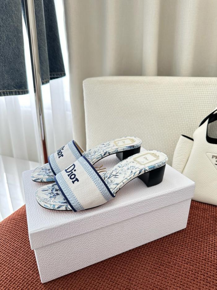 repliche,replica,perfette,siti di,affidabili,migliori siti,dove comprare,1:1,scarpe da ginnastica Sandali Dior Dway della collezione Floral in cotone ricamato, con tacco medio azzurro (K2YV45)