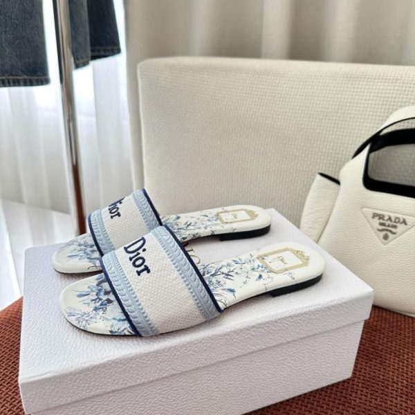 repliche,replica,perfette,siti di,affidabili,migliori siti,dove comprare,1:1,scarpe da ginnastica Sandali piatti Dior Dway della collezione Floral in cotone ricamato, azzurro chiaro (VQJNMN)
