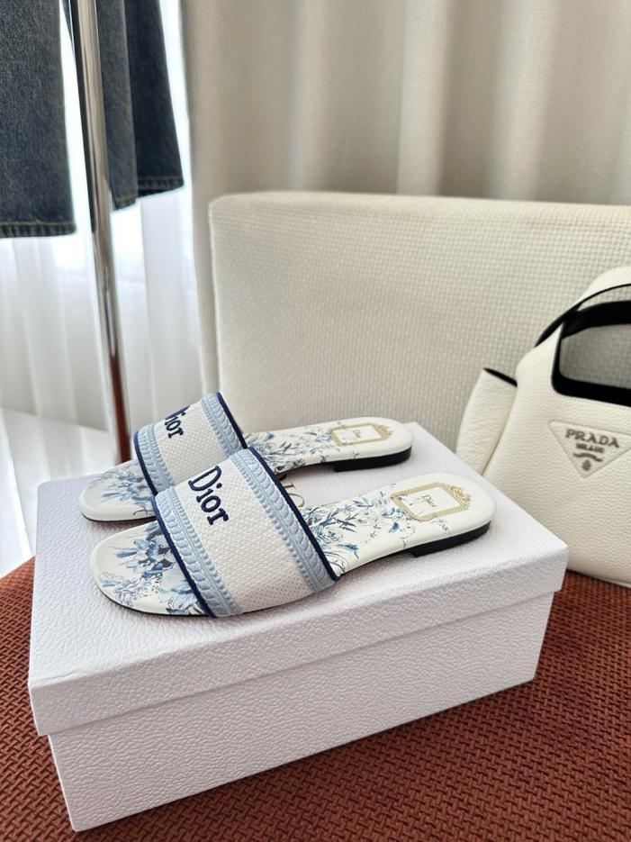 repliche,replica,perfette,siti di,affidabili,migliori siti,dove comprare,1:1,scarpe da ginnastica Sandali piatti Dior Dway della collezione Floral in cotone ricamato, azzurro chiaro (VQJNMN)