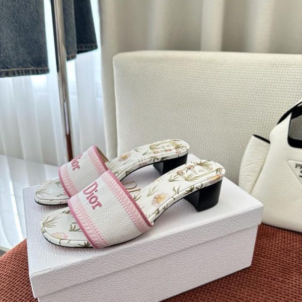 Sandali Dior Dway della collezione Floral in cotone ricamato, rosa, con tacco medio (MF8CVQ)