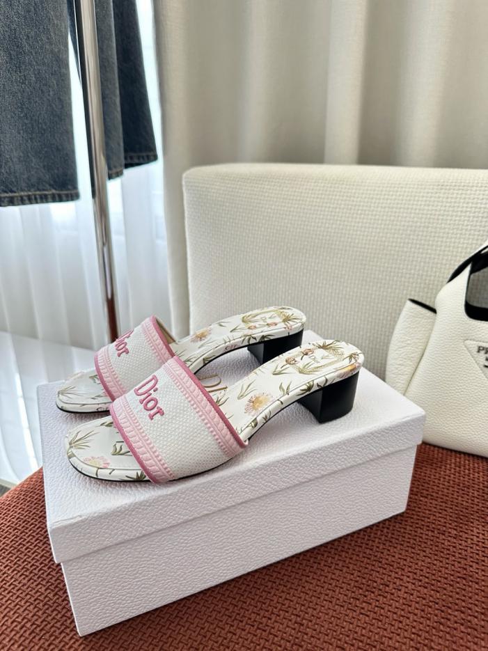repliche,replica,perfette,siti di,affidabili,migliori siti,dove comprare,1:1,scarpe da ginnastica Sandali Dior Dway della collezione Floral in cotone ricamato, rosa, con tacco medio (MF8CVQ)