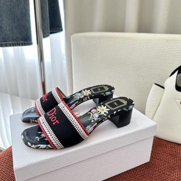Sandali Dior Dway della collezione Floral in cotone ricamato, con tacco medio nero (3JTAR4)