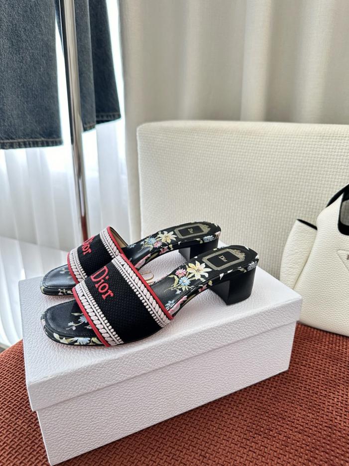 repliche,replica,perfette,siti di,affidabili,migliori siti,dove comprare,1:1,scarpe da ginnastica Sandali Dior Dway della collezione Floral in cotone ricamato, con tacco medio nero (3JTAR4)