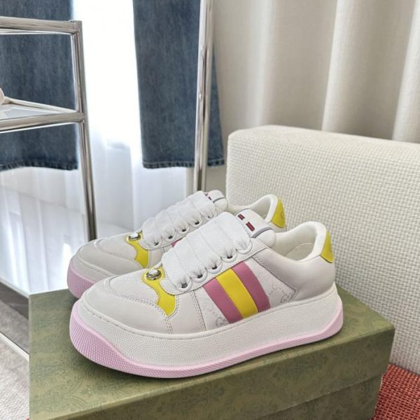 Le nuove sneakers con plateau Screener di Gucci, con dettagli in tessuto, bianche e rosa (YS3R5B)