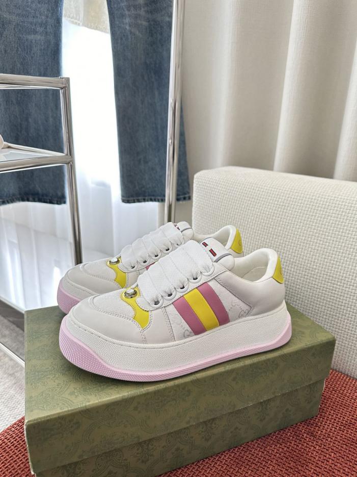 repliche,replica,perfette,siti di,affidabili,migliori siti,dove comprare,1:1,scarpe da ginnastica Le nuove sneakers con plateau Screener di Gucci, con dettagli in tessuto, bianche e rosa (YS3R5B)