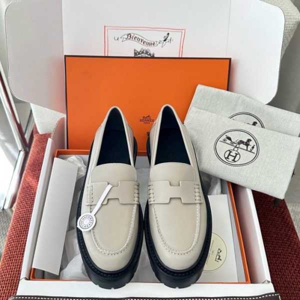 I nuovi mocassini Klement di Hermès in beige ciottolo (I5VG66)