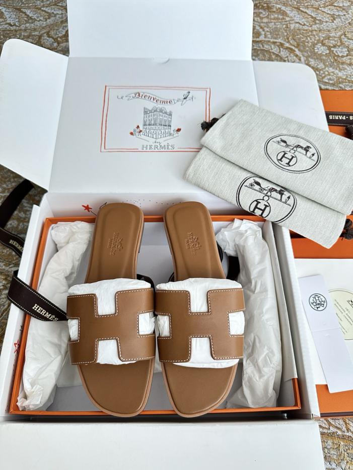 repliche,replica,perfette,siti di,affidabili,migliori siti,dove comprare,1:1,scarpe da ginnastica Pantofole Hermes Primavera/Estate Oran Classic a forma di H con diamanti in pelle di vitello marrone (92HIT6)