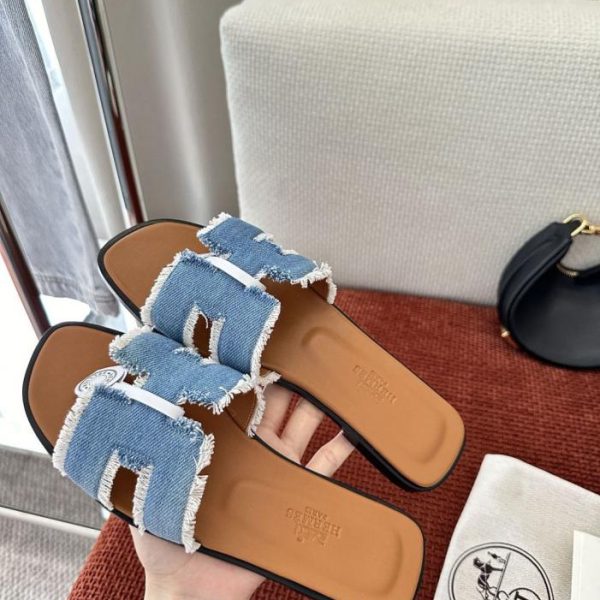 Ciabatte Hermes Oran in denim con frange, modello H-string, azzurro chiaro, tessuto denim originale (7Y6ZWV)
