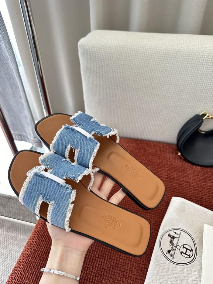 repliche,replica,perfette,siti di,affidabili,migliori siti,dove comprare,1:1,scarpe da ginnastica Ciabatte Hermes Oran in denim con frange, modello H-string, azzurro chiaro, tessuto denim originale (7Y6ZWV)
