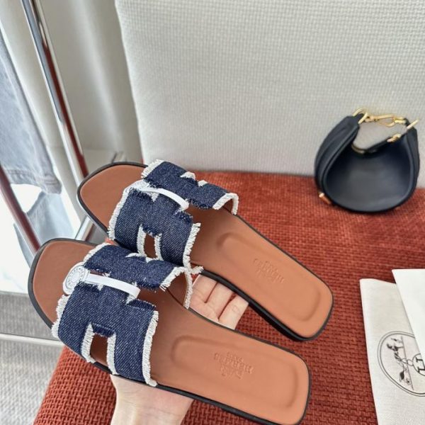 Pantofole Hermes Oran in denim con frange, coppa H, blu-nero, tessuto denim originale (7J142H)