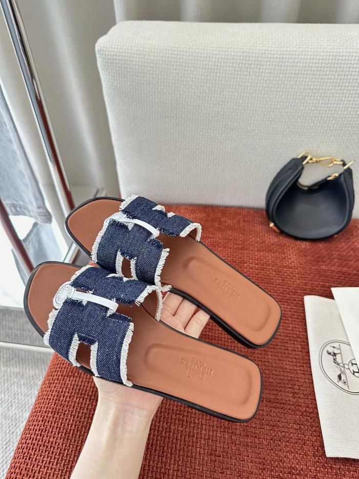 repliche,replica,perfette,siti di,affidabili,migliori siti,dove comprare,1:1,scarpe da ginnastica Pantofole Hermes Oran in denim con frange, coppa H, blu-nero, tessuto denim originale (7J142H)