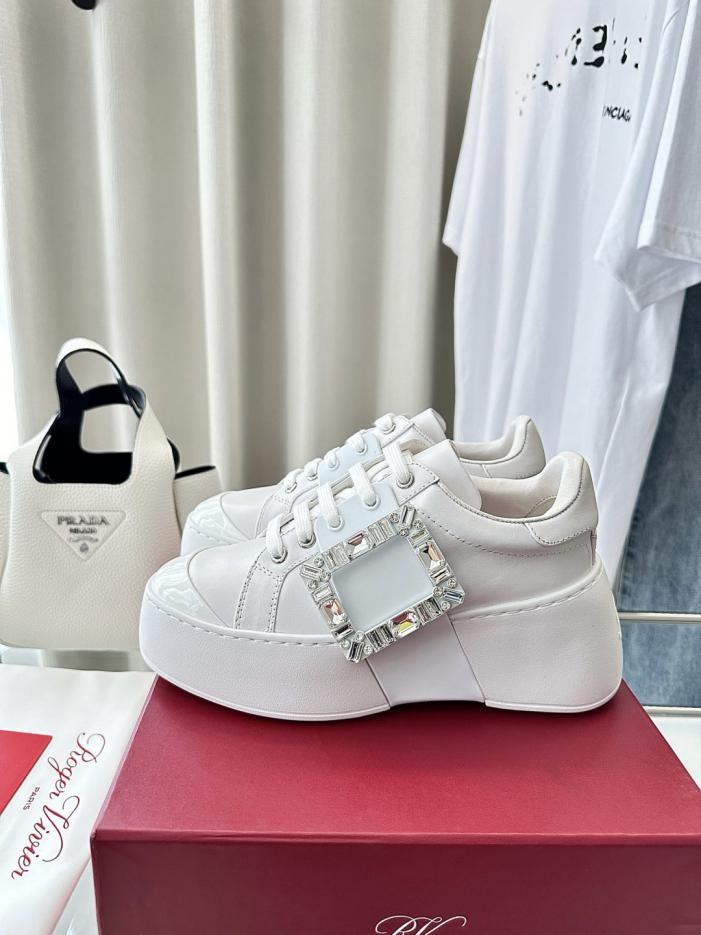 repliche,replica,perfette,siti di,affidabili,migliori siti,dove comprare,1:1,scarpe da ginnastica Sneakers RV New Viv’ Skate in pelle con fibbia quadrata e plateau, bianche con fibbia con strass (MQ3CTV)