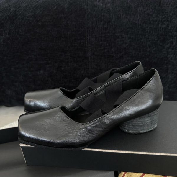 Ballerine UMA WAG con cinturino incrociato, lavate a mano e effetto invecchiato, in pelle nera (B5AI0K)