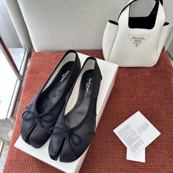 repliche,replica,perfette,siti di,affidabili,migliori siti,dove comprare,1:1,scarpe da ginnastica Ballerine Maison Margiela Tabi in raso con punta divisa, nere, in raso di seta (VE29UA)
