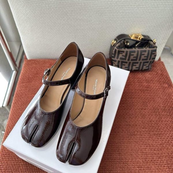 repliche,replica,perfette,siti di,affidabili,migliori siti,dove comprare,1:1,scarpe da ginnastica Le nuove scarpe Mary Jane Tabi 6 cm con punta divisa di Maison Margiela, in bordeaux con inserti in pelle di vitello plissettata effetto specchio (CY1DCX)