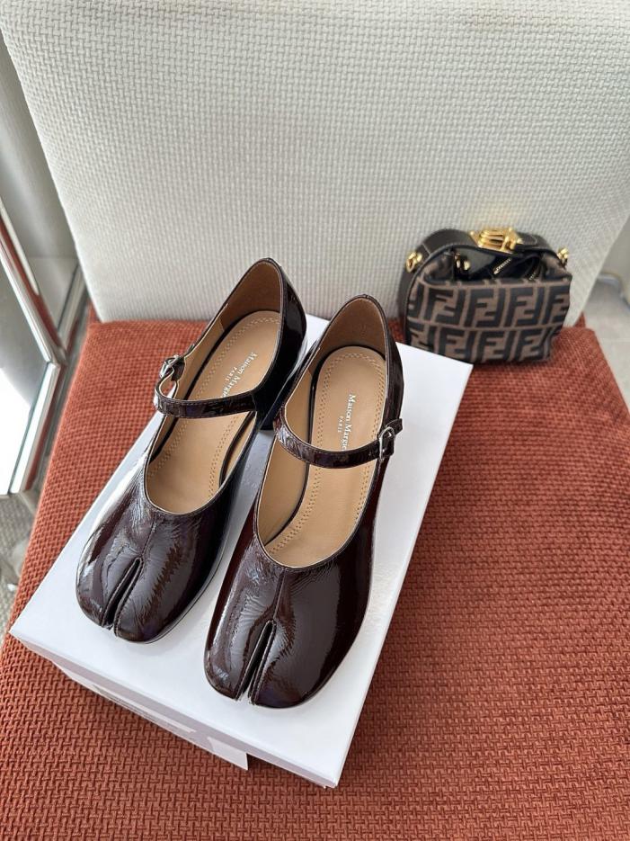 repliche,replica,perfette,siti di,affidabili,migliori siti,dove comprare,1:1,scarpe da ginnastica Le nuove scarpe Mary Jane Tabi 6 cm con punta divisa di Maison Margiela, in bordeaux con inserti in pelle di vitello plissettata effetto specchio (CY1DCX) repliche,replica,perfette,siti di,affidabili,migliori siti,dove comprare,1:1,scarpe da ginnastica Le nuove scarpe Mary Jane Tabi 6 cm con punta divisa di Maison Margiela, in bordeaux con inserti in pelle di vitello plissettata effetto specchio (CY1DCX)