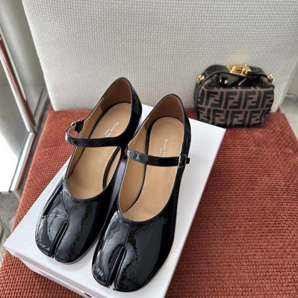repliche,replica,perfette,siti di,affidabili,migliori siti,dove comprare,1:1,scarpe da ginnastica Le nuove scarpe Mary Jane Tabi da 6 cm con punta divisa di Maison Margiela, in pelle di vitello plissettata effetto specchio (AZGJYT)