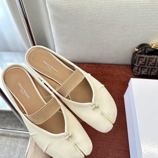 repliche,replica,perfette,siti di,affidabili,migliori siti,dove comprare,1:1,scarpe da ginnastica Le popolarissime ballerine Tabi di Maison Margiela per la primavera/estate: modello slip-on bianco con punta divisa e pieghe, in pelle di agnello (72BZZ2).