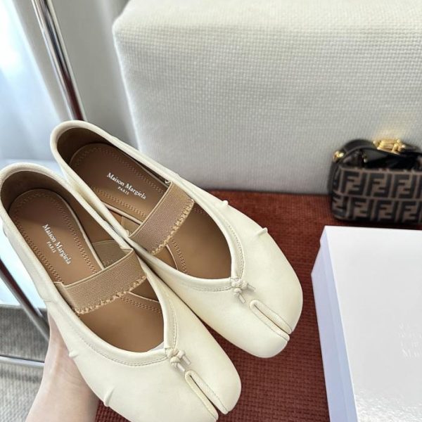 repliche,replica,perfette,siti di,affidabili,migliori siti,dove comprare,1:1,scarpe da ginnastica Le popolarissime ballerine Tabi di Maison Margiela con cinturino singolo e punta divisa in pelle di montone bianca (7MAINK) per la Primavera/Estate.