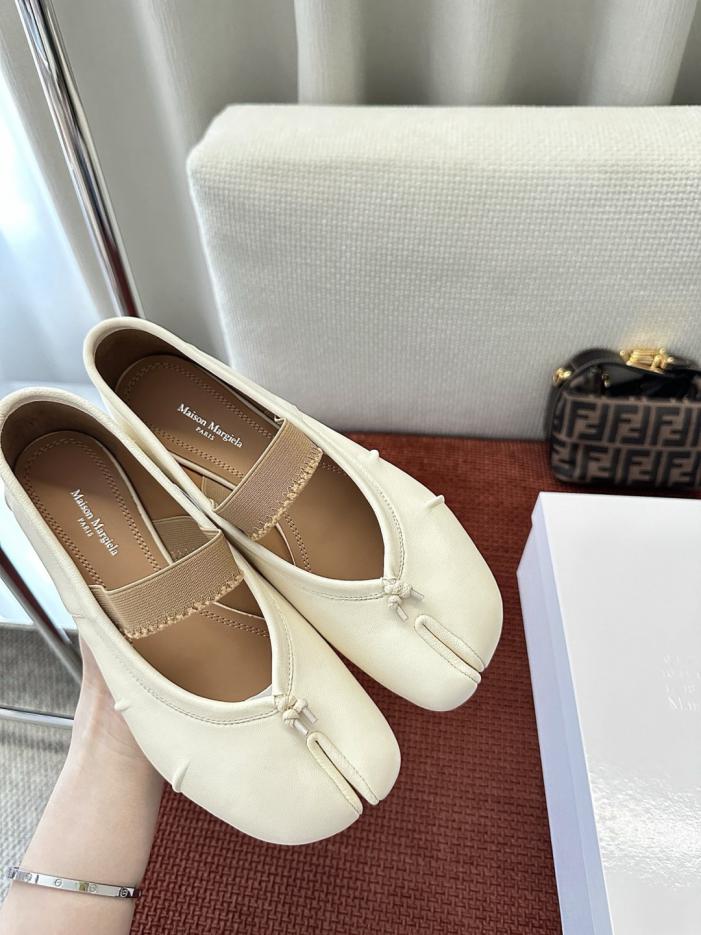 repliche,replica,perfette,siti di,affidabili,migliori siti,dove comprare,1:1,scarpe da ginnastica Le popolarissime ballerine Tabi di Maison Margiela con cinturino singolo e punta divisa in pelle di montone bianca (7MAINK) per la Primavera/Estate. repliche,replica,perfette,siti di,affidabili,migliori siti,dove comprare,1:1,scarpe da ginnastica Le popolarissime ballerine Tabi di Maison Margiela con cinturino singolo e punta divisa in pelle di montone bianca (7MAINK) per la Primavera/Estate.