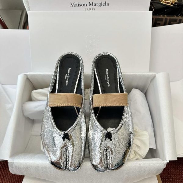 repliche,replica,perfette,siti di,affidabili,migliori siti,dove comprare,1:1,scarpe da ginnastica Le ballerine Tabi con lacci, modello mules argentate in pelle di agnello (LH4HLW), tra le più trendy della collezione Primavera/Estate di Maison Margiela.