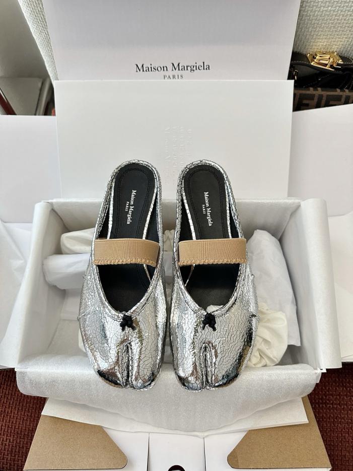 repliche,replica,perfette,siti di,affidabili,migliori siti,dove comprare,1:1,scarpe da ginnastica Le ballerine Tabi con lacci, modello mules argentate in pelle di agnello (LH4HLW), tra le più trendy della collezione Primavera/Estate di Maison Margiela. repliche,replica,perfette,siti di,affidabili,migliori siti,dove comprare,1:1,scarpe da ginnastica Le ballerine Tabi con lacci, modello mules argentate in pelle di agnello (LH4HLW), tra le più trendy della collezione Primavera/Estate di Maison Margiela.