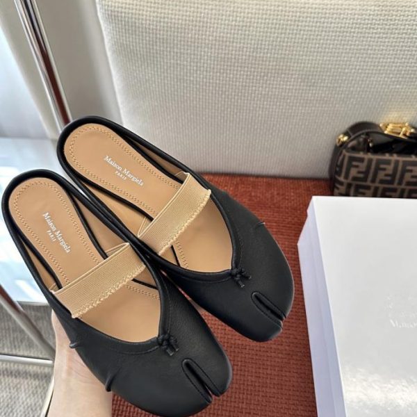 repliche,replica,perfette,siti di,affidabili,migliori siti,dove comprare,1:1,scarpe da ginnastica Le popolarissime ballerine Tabi di Maison Margiela per la primavera/estate: modello slip-on nero con punta divisa e pieghe, in pelle di agnello (M92095)