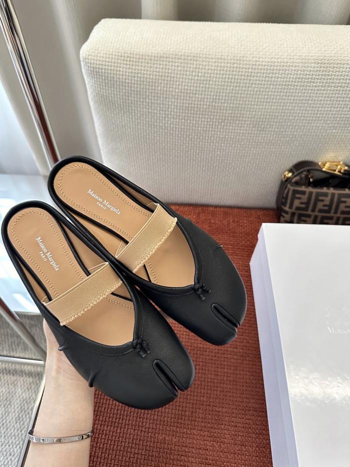 repliche,replica,perfette,siti di,affidabili,migliori siti,dove comprare,1:1,scarpe da ginnastica Le popolarissime ballerine Tabi di Maison Margiela per la primavera/estate: modello slip-on nero con punta divisa e pieghe, in pelle di agnello (M92095) repliche,replica,perfette,siti di,affidabili,migliori siti,dove comprare,1:1,scarpe da ginnastica Le popolarissime ballerine Tabi di Maison Margiela per la primavera/estate: modello slip-on nero con punta divisa e pieghe, in pelle di agnello (M92095)