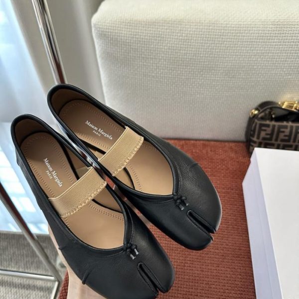 repliche,replica,perfette,siti di,affidabili,migliori siti,dove comprare,1:1,scarpe da ginnastica Le popolarissime ballerine Tabi di Maison Margiela con cinturino singolo e punta divisa in pelle di agnello nera (6QF98O) per la primavera/estate.