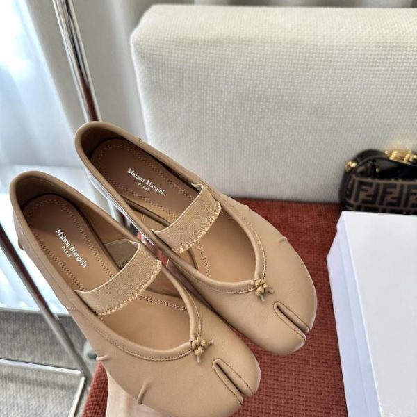 repliche,replica,perfette,siti di,affidabili,migliori siti,dove comprare,1:1,scarpe da ginnastica Le popolarissime ballerine Tabi di Maison Margiela, con cinturino singolo e punta divisa, color albicocca, realizzate in pelle di agnello (72MF6D) per la Primavera/Estate.