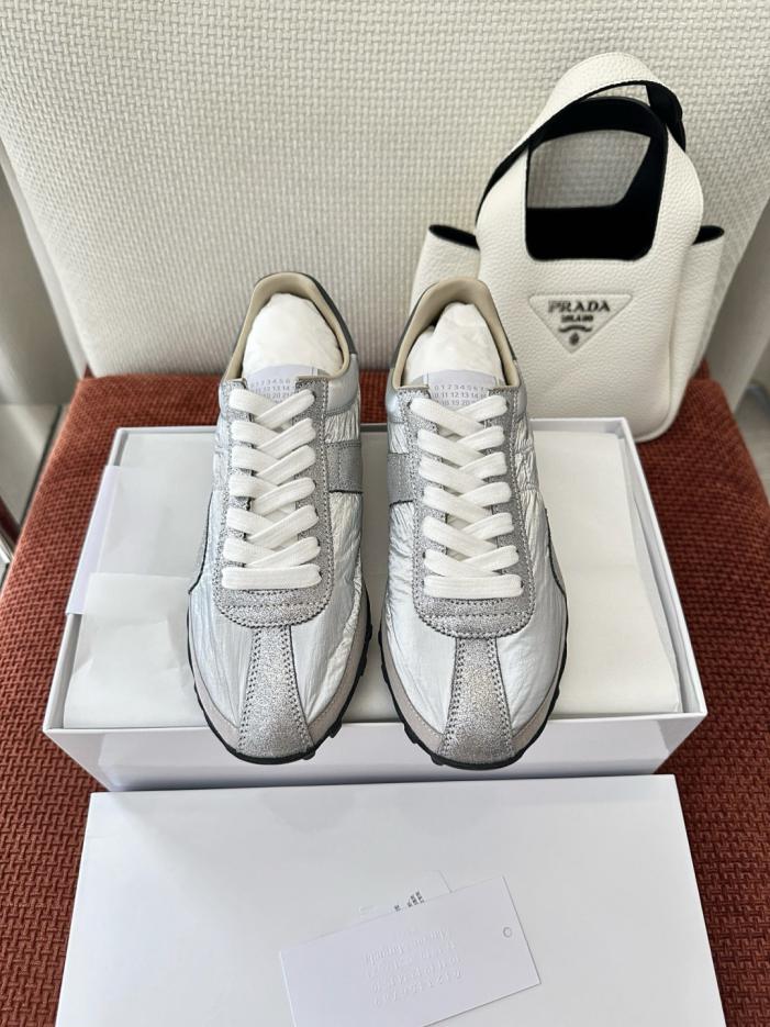 repliche,replica,perfette,siti di,affidabili,migliori siti,dove comprare,1:1,scarpe da ginnastica Le nuove scarpe da corsa casual Sprinters di Maison Margiela, grigio argento, in pelle bovina (2VQVMD). repliche,replica,perfette,siti di,affidabili,migliori siti,dove comprare,1:1,scarpe da ginnastica Le nuove scarpe da corsa casual Sprinters di Maison Margiela, grigio argento, in pelle bovina (2VQVMD).