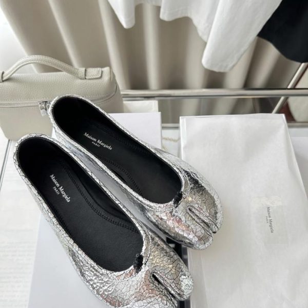 Le popolarissime scarpe Tabi di Maison Margiela con punta divisa in pelle di agnello, in un'accattivante tonalità argento (X9BWK3).