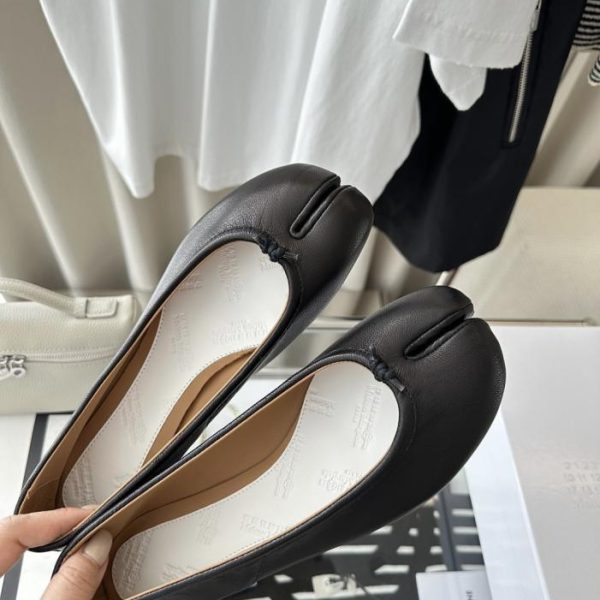 Le popolarissime scarpe Tabi di Maison Margiela con punta divisa in pelle di agnello, nere, realizzate in pelle di agnello (HASEBF).