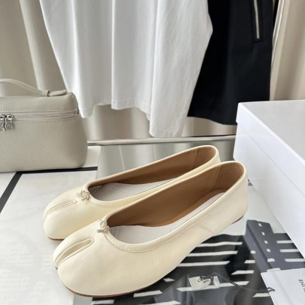 Scarpe Tabi di Maison Margiela, modello con punta divisa in pregiata pelle di agnello color "bianco sporco" (SVTB6V)