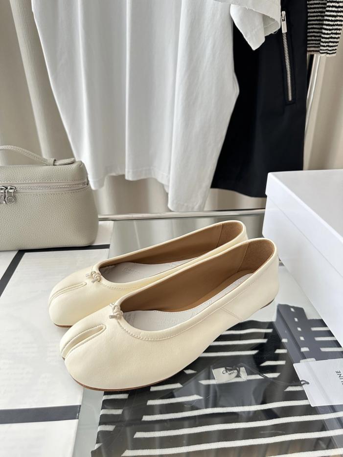repliche,replica,perfette,siti di,affidabili,migliori siti,dove comprare,1:1,scarpe da ginnastica Scarpe Tabi di Maison Margiela, modello con punta divisa in pregiata pelle di agnello color “bianco sporco” (SVTB6V) repliche,replica,perfette,siti di,affidabili,migliori siti,dove comprare,1:1,scarpe da ginnastica Scarpe Tabi di Maison Margiela, modello con punta divisa in pregiata pelle di agnello color “bianco sporco” (SVTB6V)