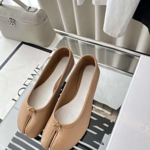 Le popolarissime scarpe Tabi di Maison Margiela con punta divisa in pelle di agnello color tè al latte (N4F3YW).