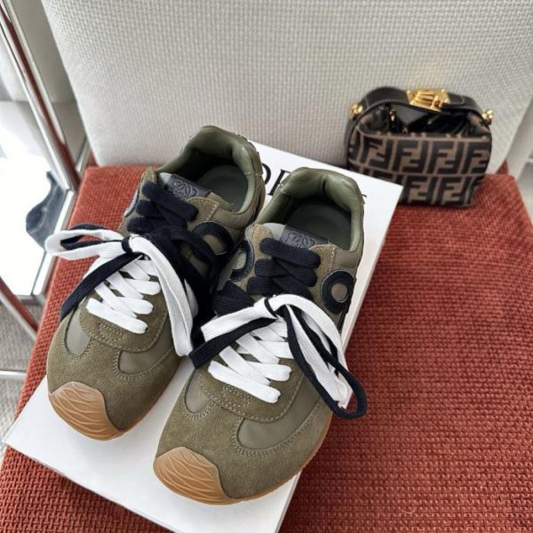 Sneakers stringate LOEWE Ballet Runner 2.0, verdi. Tomaia originale in pelle scamosciata, pelle e nylon con fodera in pelle. Presentano il logo L in pelle sul lato, la linguetta con anagramma in rilievo e il logo in gomma stampato a iniezione 3D (XY3Y2Y) sul tallone.