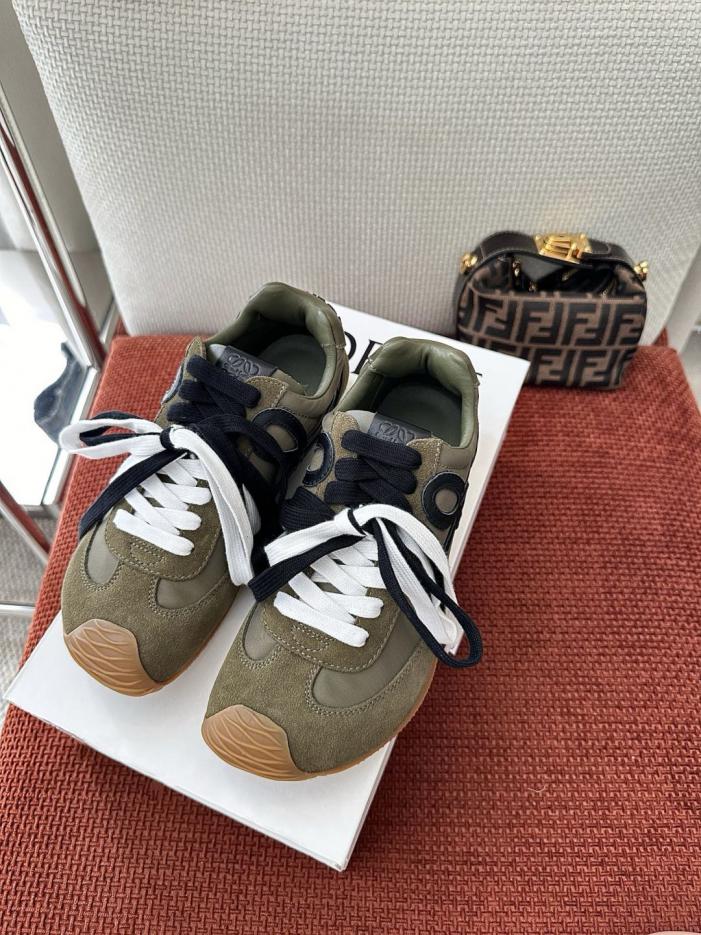 repliche,replica,perfette,siti di,affidabili,migliori siti,dove comprare,1:1,scarpe da ginnastica Sneakers stringate LOEWE Ballet Runner 2.0, verdi. Tomaia originale in pelle scamosciata, pelle e nylon con fodera in pelle. Presentano il logo L in pelle sul lato, la linguetta con anagramma in rilievo e il logo in gomma stampato a iniezione 3D (XY3Y2Y) sul tallone. repliche,replica,perfette,siti di,affidabili,migliori siti,dove comprare,1:1,scarpe da ginnastica Sneakers stringate LOEWE Ballet Runner 2.0, verdi. Tomaia originale in pelle scamosciata, pelle e nylon con fodera in pelle. Presentano il logo L in pelle sul lato, la linguetta con anagramma in rilievo e il logo in gomma stampato a iniezione 3D (XY3Y2Y) sul tallone.