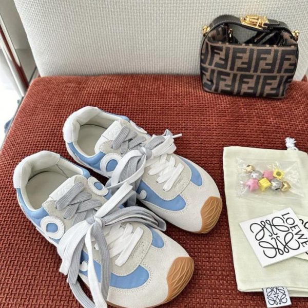 Sneakers stringate LOEWE Ballet Runner 2.0, blu. Tomaia originale in pelle scamosciata, pelle e nylon con fodera in pelle. Presentano il logo L in pelle sul lato, la linguetta con anagramma in rilievo e il logo in gomma stampato in 3D (GEWO0Z) sul tallone.