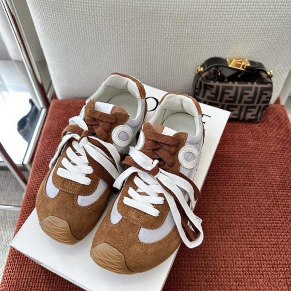 Sneakers stringate LOEWE Ballet Runner 2.0, marroni. Tomaia originale in pelle scamosciata, pelle e nylon con fodera in pelle. Presentano il logo "L" in pelle sul lato, la linguetta con anagramma in rilievo e il logo in gomma stampato in 3D (VMDRAW) sul tallone.