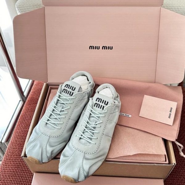 Nuove ballerine Plume in raso azzurro di MIUMIU (60VLAA)