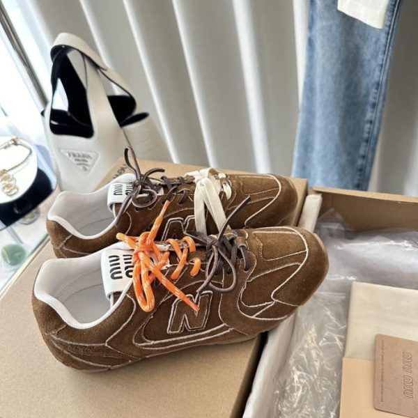 Sneakers in pelle scamosciata color cannella, frutto della collaborazione MIUMIU x NB 530 SL (V6SVA1)