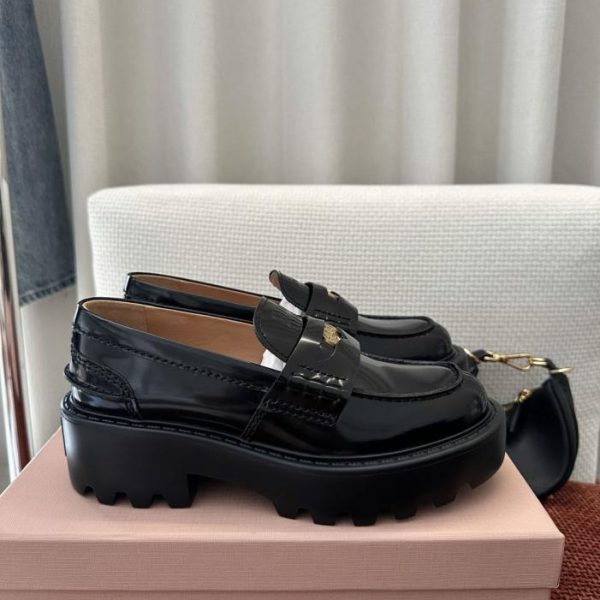 Mocassini con plateau in pelle stile retrò MIUMIU, colore nero (GN27YJ)